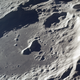 Vista del cráter Aitken tomada por la misión Apolo 17 a 121km de altura sobre el polo sur lunar.